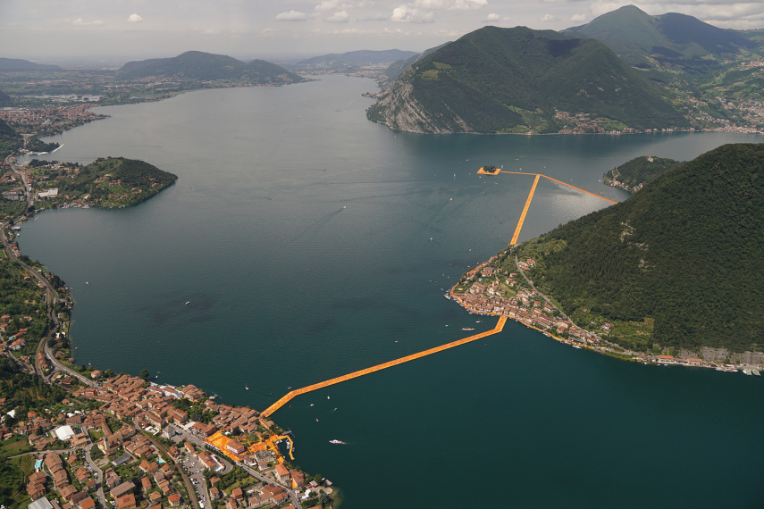 A plataforma de três quilômetros é uma obra de arte do casal Christo e Jeanne-Claude e ficará aberta ao público até o final de julho no Lago de Ieso, no norte da Itália. 