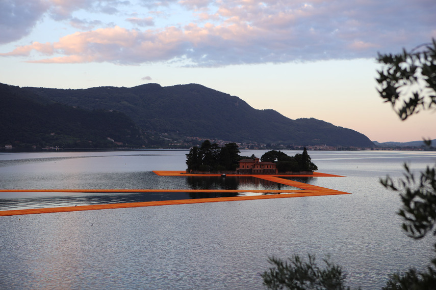 A plataforma de três quilômetros é uma obra de arte do casal Christo e Jeanne-Claude e ficará aberta ao público até o final de julho no Lago de Ieso, no norte da Itália. 