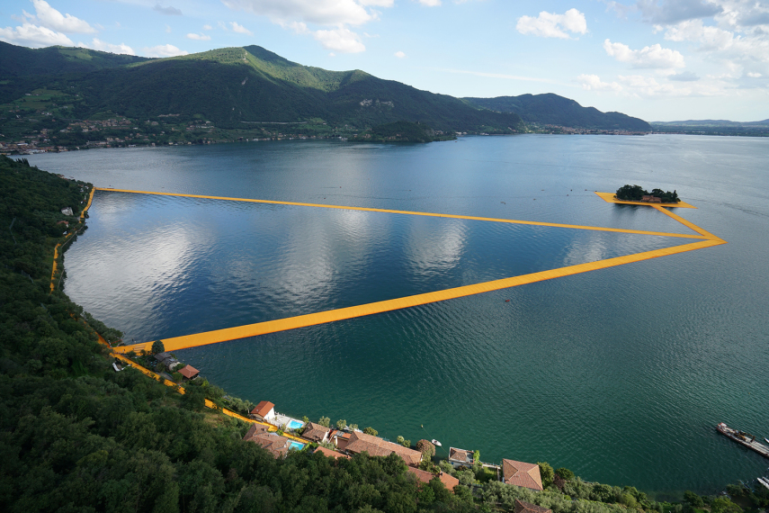 A plataforma de três quilômetros é uma obra de arte do casal Christo e Jeanne-Claude e ficará aberta ao público até o final de julho no Lago de Ieso, no norte da Itália. 