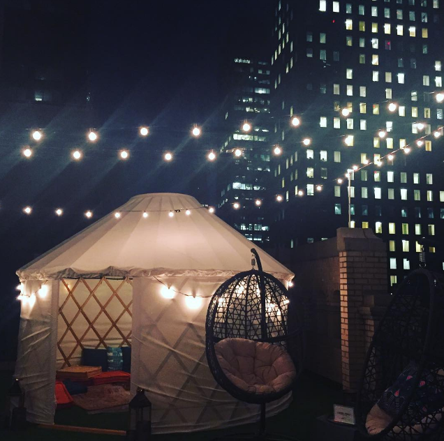Hotel boutique W Hotel inaugurou quarto com terraço que foi transformado em jardim de luxo com cabana e decoração divertida. A diária custa US$ 2 mil.