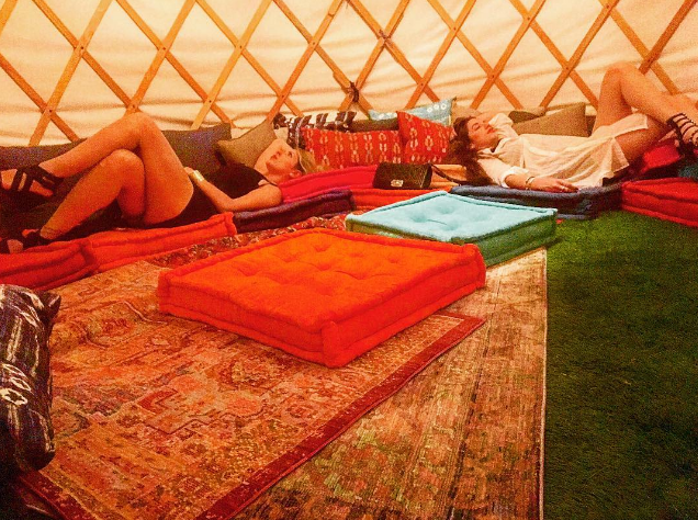 Hotel boutique W Hotel inaugurou quarto com terraço que foi transformado em jardim de luxo com cabana e decoração divertida. A diária custa US$ 2 mil.