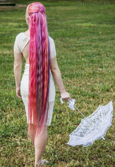 A australiana Trisha Reibelt, de 31 anos, tem cabeleireira que chega até os joelhos. A melhor parte é que ela tinge de várias cores e faz penteados super criativos.