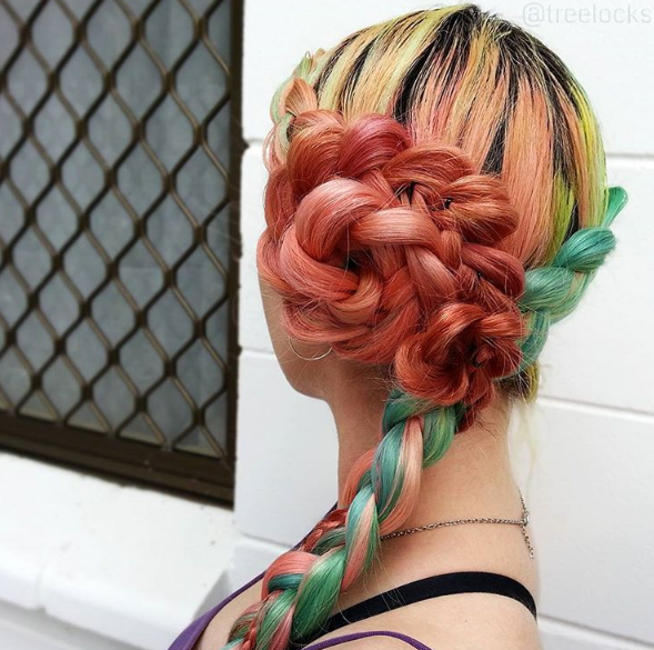 A australiana Trisha Reibelt, de 31 anos, tem cabeleireira que chega até os joelhos. A melhor parte é que ela tinge de várias cores e faz penteados super criativos.