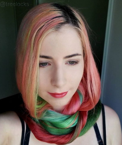 A australiana Trisha Reibelt, de 31 anos, tem cabeleireira que chega até os joelhos. A melhor parte é que ela tinge de várias cores e faz penteados super criativos.