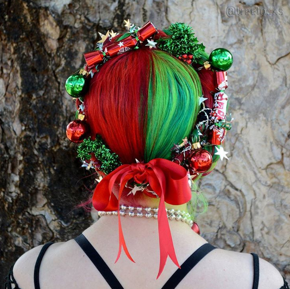 A australiana Trisha Reibelt, de 31 anos, tem cabeleireira que chega até os joelhos. A melhor parte é que ela tinge de várias cores e faz penteados super criativos.