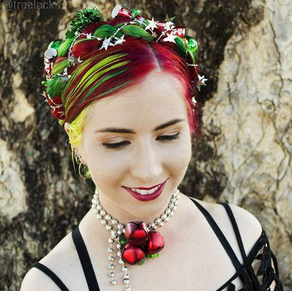 A australiana Trisha Reibelt, de 31 anos, tem cabeleireira que chega até os joelhos. A melhor parte é que ela tinge de várias cores e faz penteados super criativos.