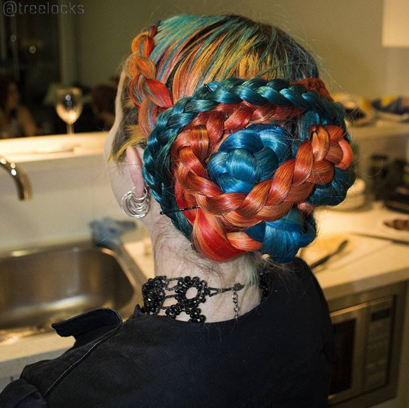 A australiana Trisha Reibelt, de 31 anos, tem cabeleireira que chega até os joelhos. A melhor parte é que ela tinge de várias cores e faz penteados super criativos.