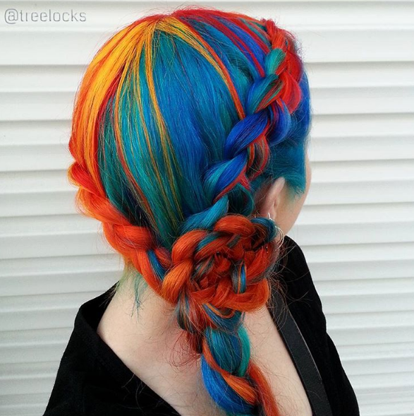 A australiana Trisha Reibelt, de 31 anos, tem cabeleireira que chega até os joelhos. A melhor parte é que ela tinge de várias cores e faz penteados super criativos.