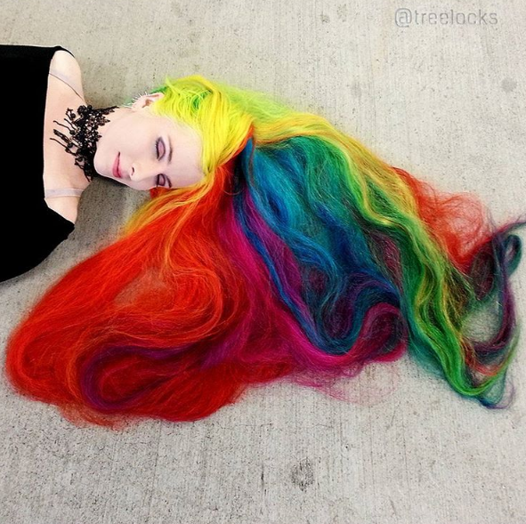 A australiana Trisha Reibelt, de 31 anos, tem cabeleireira que chega até os joelhos. A melhor parte é que ela tinge de várias cores e faz penteados super criativos.