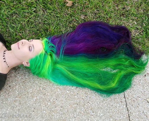 A australiana Trisha Reibelt, de 31 anos, tem cabeleireira que chega até os joelhos. A melhor parte é que ela tinge de várias cores e faz penteados super criativos.