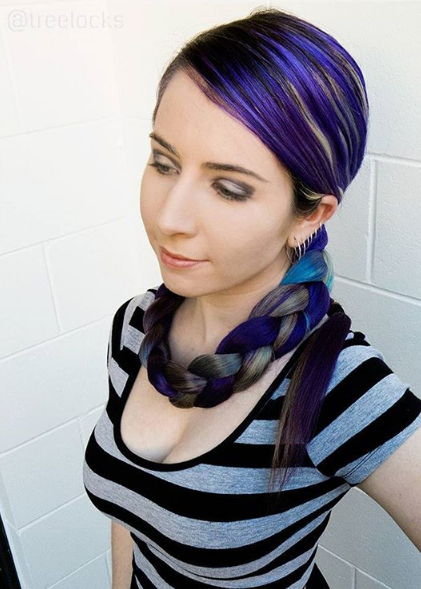A australiana Trisha Reibelt, de 31 anos, tem cabeleireira que chega até os joelhos. A melhor parte é que ela tinge de várias cores e faz penteados super criativos.