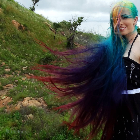 A australiana Trisha Reibelt, de 31 anos, tem cabeleireira que chega até os joelhos. A melhor parte é que ela tinge de várias cores e faz penteados super criativos.
