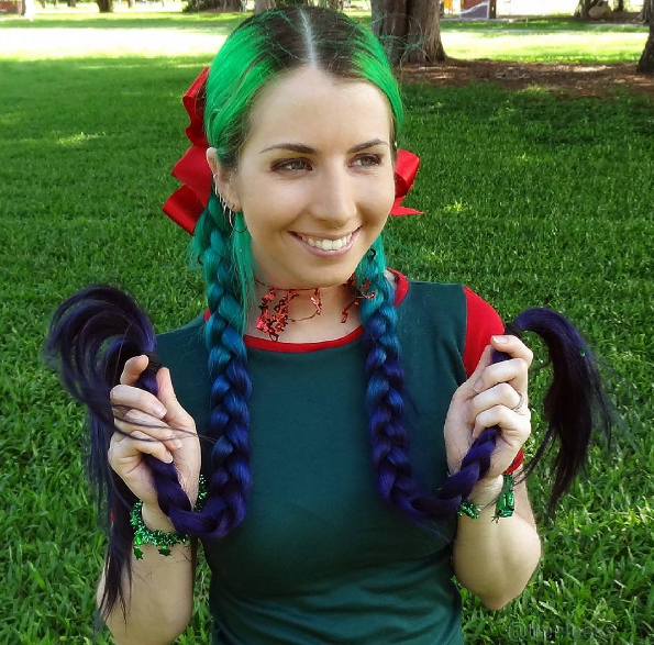 A australiana Trisha Reibelt, de 31 anos, tem cabeleireira que chega até os joelhos. A melhor parte é que ela tinge de várias cores e faz penteados super criativos.
