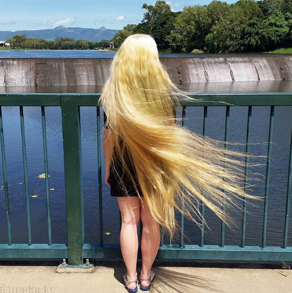 A australiana Trisha Reibelt, de 31 anos, tem cabeleireira que chega até os joelhos. A melhor parte é que ela tinge de várias cores e faz penteados super criativos.