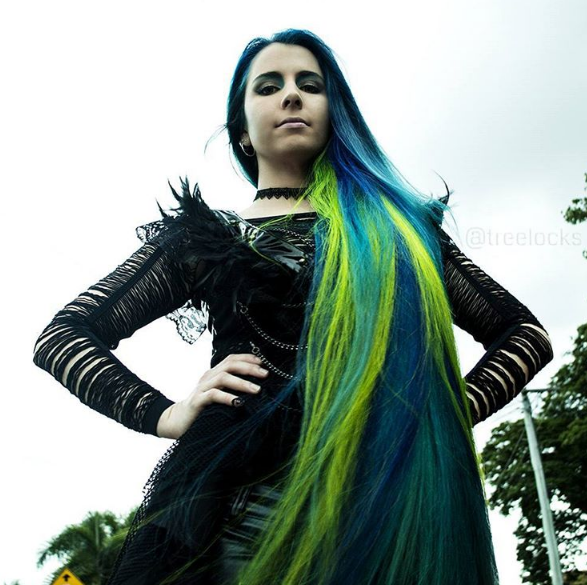 A australiana Trisha Reibelt, de 31 anos, tem cabeleireira que chega até os joelhos. A melhor parte é que ela tinge de várias cores e faz penteados super criativos.