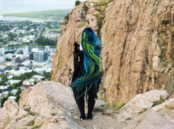 A australiana Trisha Reibelt, de 31 anos, tem cabeleireira que chega até os joelhos. A melhor parte é que ela tinge de várias cores e faz penteados super criativos.
