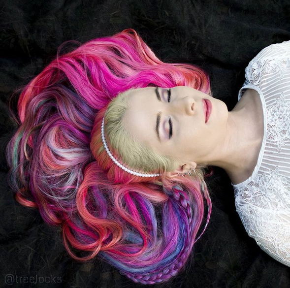 A australiana Trisha Reibelt, de 31 anos, tem cabeleireira que chega até os joelhos. A melhor parte é que ela tinge de várias cores e faz penteados super criativos.