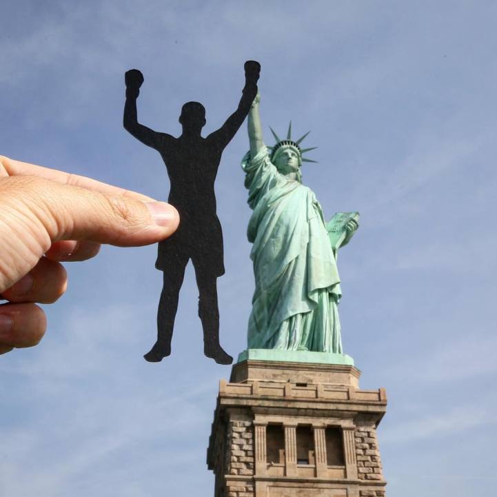 O artista Rich McCor é conhecido por viajar o mundo e interferir na paisagem por meio de recortes de papel