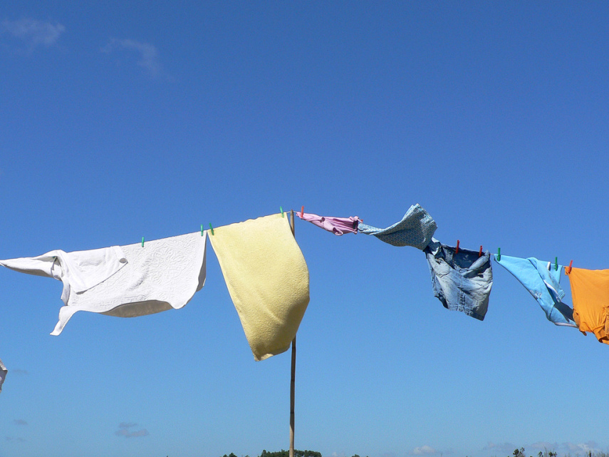 5) Prefira os varais para secar. O modo mais indicado para suas roupas durarem mais é deixá-las em lugar arejado e com sobra. O sol forte demais pode desbotá-las e cuidado com a secadora porque, além de gastar muita energia, pode encolher algumas peças.