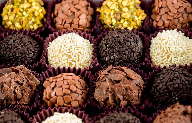 A cidade é um encontro de várias culinárias e deu seu jeito de gourmetizar tudo. Por isso, se está na capital paulista, não deixe de experimentar os brigadeiros gourmets e sua variedade imensa de sabores.