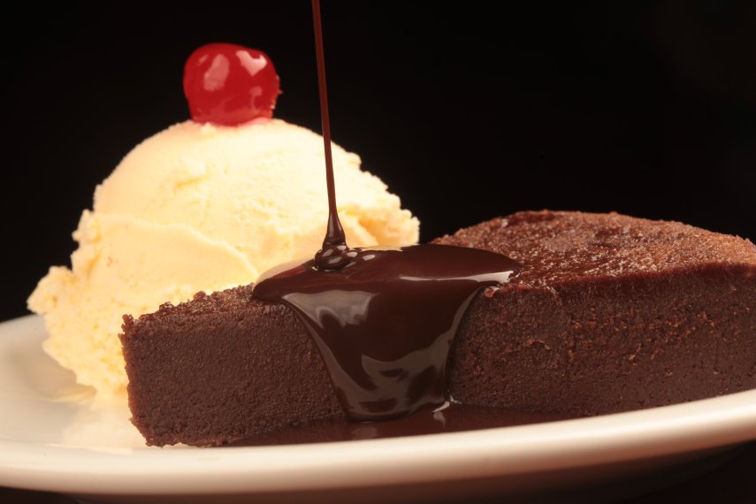 A cidade que mais recebe turistas do País é também uma das mais quente, por isso as tradicionais sobremesas vêm sempre acompanhadas de uma ou duas generosas bolas de sorvete. Tem brownie, peti gateau, almofadinha de massa de tapioca e doce de leite, além de frigideira de marshmallow, rocambole e até rabanada. Tudo uma delícia!