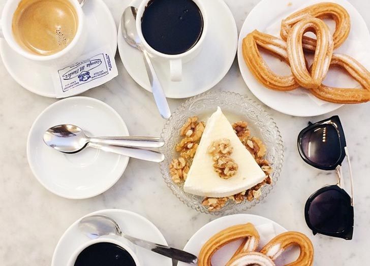 A cidade tem uma opção tradicional quando se fala em sobremesa: churros de canela mergulhados em chocolate quente e meio amargo.