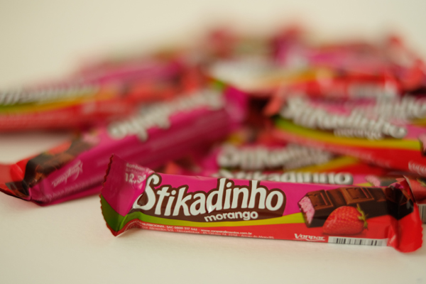 Esse chocolatinho foi um baita hit nos anos 90. Quem aí não economiza umas moedinhas no recreio para comprar um? 