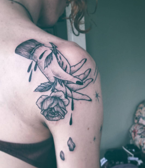 A tatuadora americana Noel’le Longhaul, que diz ser bruxa, é conhecida por fazer tatuagens com toques de fábula e desenhar paisagens detalhistas que mais parecem saídas de um conto de fadas