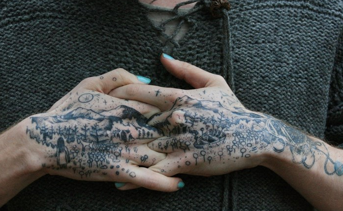 A tatuadora americana Noel’le Longhaul, que diz ser bruxa, é conhecida por fazer tatuagens com toques de fábula e desenhar paisagens detalhistas que mais parecem saídas de um conto de fadas