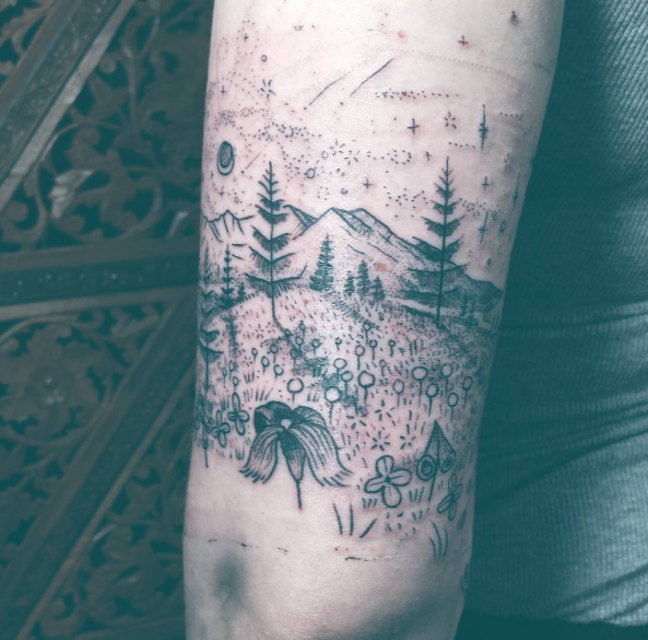 A tatuadora americana Noel’le Longhaul, que diz ser bruxa, é conhecida por fazer tatuagens com toques de fábula e desenhar paisagens detalhistas que mais parecem saídas de um conto de fadas