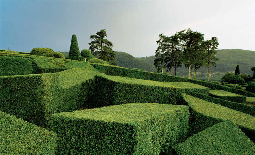 Fotógrafo Philippe Jarrigeon se aventurou pelos labirintos do Château de Marqueyssac, um jardim encantador na França. Parece que o Edward Mãos de Tesoura passou por aqui, né?