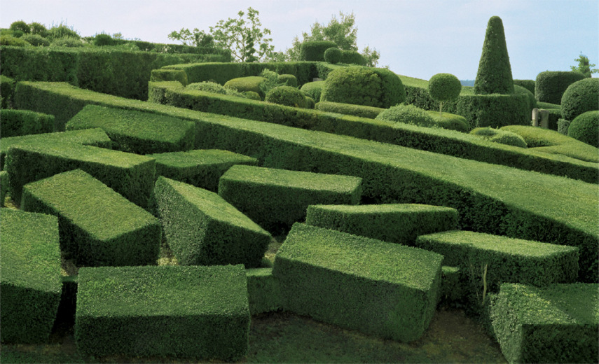 Fotógrafo Philippe Jarrigeon se aventurou pelos labirintos do Château de Marqueyssac, um jardim encantador na França. Parece que o Edward Mãos de Tesoura passou por aqui, né?