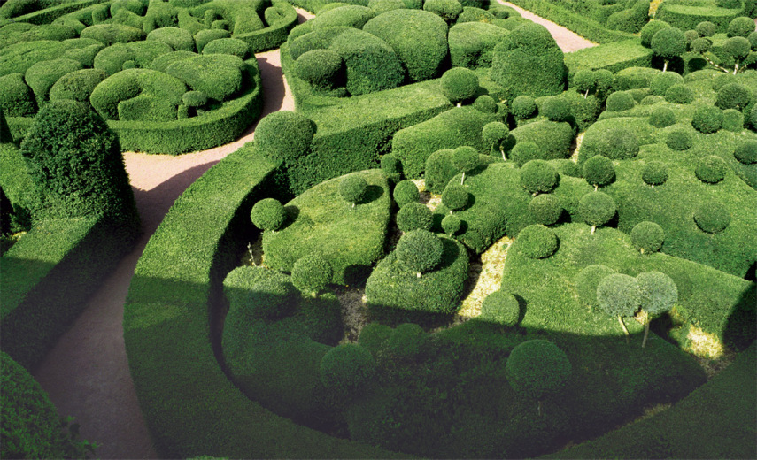 Fotógrafo Philippe Jarrigeon se aventurou pelos labirintos do Château de Marqueyssac, um jardim encantador na França. Parece que o Edward Mãos de Tesoura passou por aqui, né?