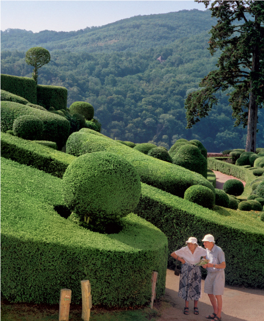 Fotógrafo Philippe Jarrigeon se aventurou pelos labirintos do Château de Marqueyssac, um jardim encantador na França. Parece que o Edward Mãos de Tesoura passou por aqui, né?