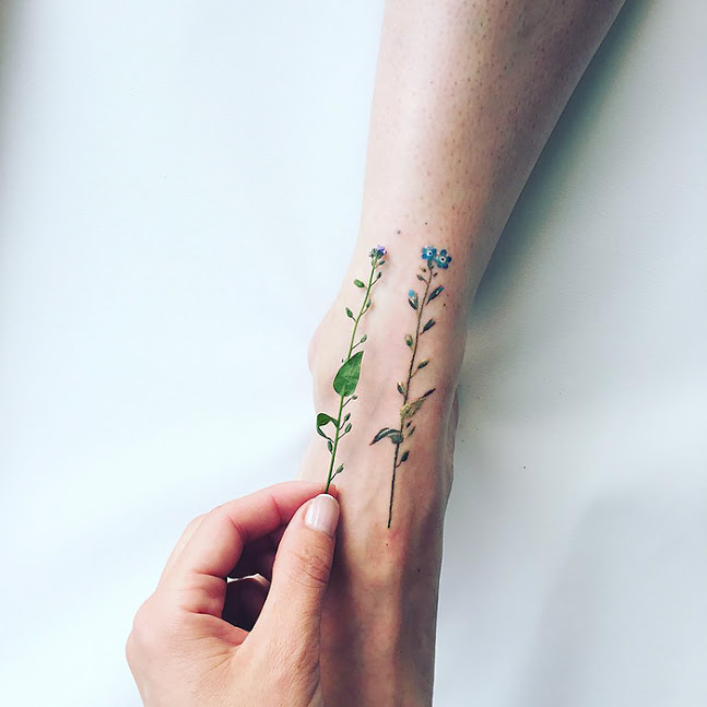 Pis Sora transforma a natureza em tatuagens delicadas e cheias de detalhes pra lá de charmosos. Vontade de tatuar agora, né?