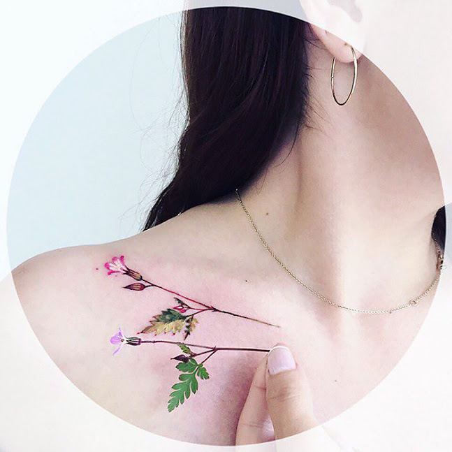 Pis Sora transforma a natureza em tatuagens delicadas e cheias de detalhes pra lá de charmosos. Vontade de tatuar agora, né?