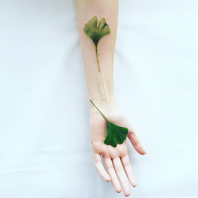 Pis Sora transforma a natureza em tatuagens delicadas e cheias de detalhes pra lá de charmosos. Vontade de tatuar agora, né?