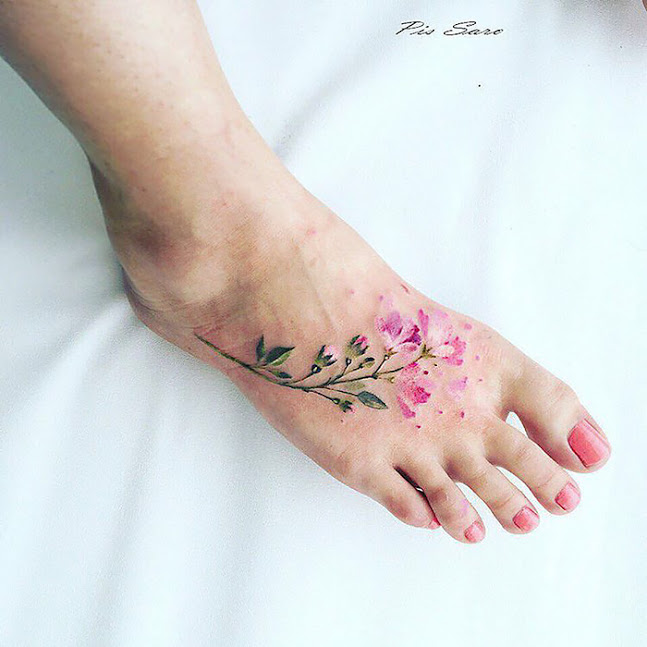 Pis Sora transforma a natureza em tatuagens delicadas e cheias de detalhes pra lá de charmosos. Vontade de tatuar agora, né?