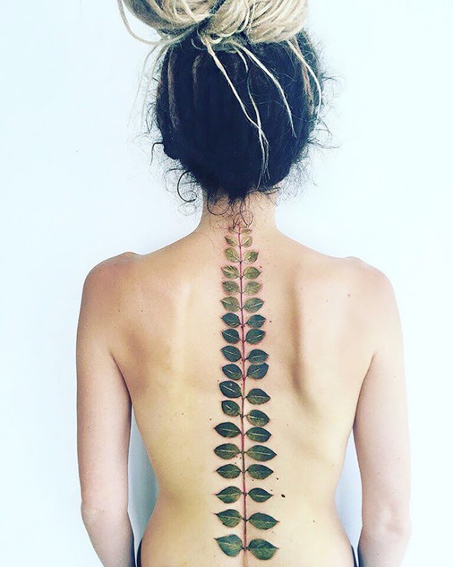 Pis Sora transforma a natureza em tatuagens delicadas e cheias de detalhes pra lá de charmosos. Vontade de tatuar agora, né?