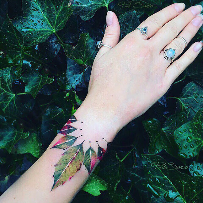 Pis Sora transforma a natureza em tatuagens delicadas e cheias de detalhes pra lá de charmosos. Vontade de tatuar agora, né?
