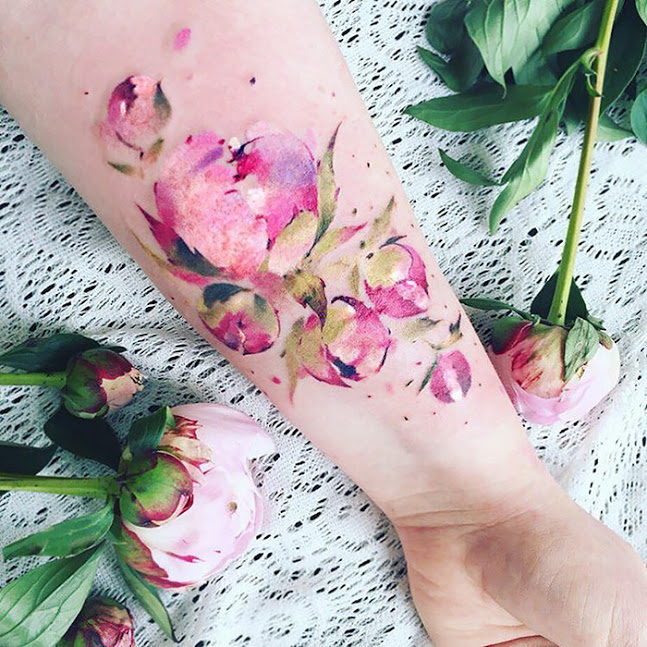 Pis Sora transforma a natureza em tatuagens delicadas e cheias de detalhes pra lá de charmosos. Vontade de tatuar agora, né?