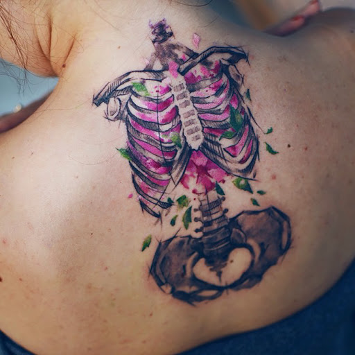 Pis Sora transforma a natureza em tatuagens delicadas e cheias de detalhes pra lá de charmosos. Vontade de tatuar agora, né?
