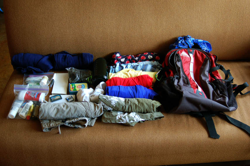 12) Sacos plásticos são seus amigos. Além de deixar a mala mais compacta, dividir os pertences em embalagens deixa tudo mais organizado. Manter tudo certo com a mala é mais importante do que se pensa porque provavelmente não poderá pegar itens emprestados com um conhecido, então esteja preparado.
