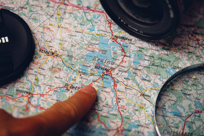 7) Tenha uma cópia do seu passaporte, voos, reservas de hotéis e outros detalhes da viagem em seu email e envie para alguém próximo. É sempre bom as pessoas saberem de onde você saiu e pra onde está indo. Para quem quer ainda mais segurança, além de imprimir todos os vouchers e tê-los no celular, também anote em algum caderninho e mantenha-os com você. Organização old school pode ser muito útil na hora de um aperto!