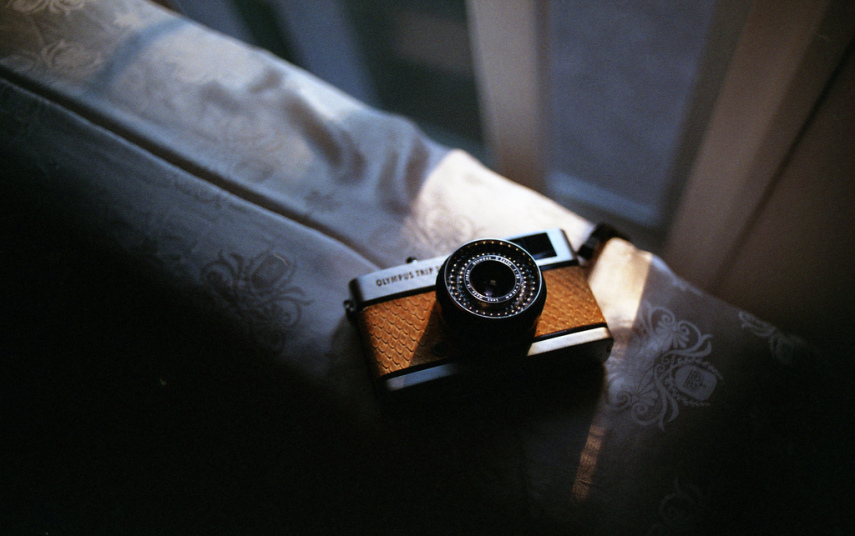 15) Mantenha um diário. Além das fotos, tente documentar a viagem e, principalmente, suas impressões e sentimentos desta experiência. Uma dica é comparar o que escreveu durante o voo de ida e de volta e ver a diferença. Além de conhecer um lugar novo, viajar sozinho é muitas vezes um momento transformador.