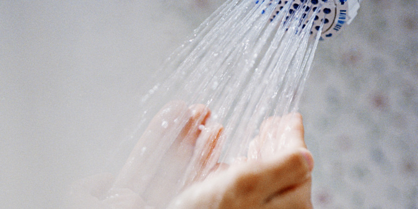 Não lave as suas calcinhas ou cuecas na água quente do chuveiro, pelo amor de deus. A temperatura da água pode estragar o tecido e acabar com a elasticidade original as peças. A saída é abusar da água morna ou fria.