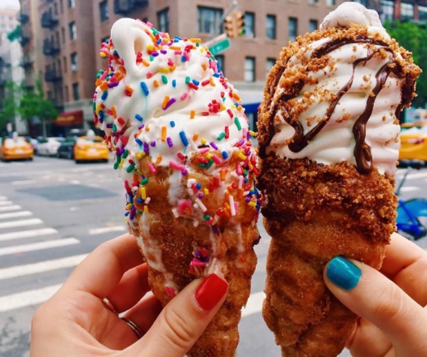 Nós já sabemos que os Estados Unidos são a terra das melhores gordices. Na região de Manhattan, em Nova York, uma casa de doces redefiniu todos os conceitos de sobremesas e levou a experiencia de tomar sorvete a outro nivel.  Os confeiteiros da ChikaLicious tiveram a ousadia de inventar uma casquinha de churros, e fotos da iguaria rodaram o mundo. Reunimos os cliques mais deliciosos!