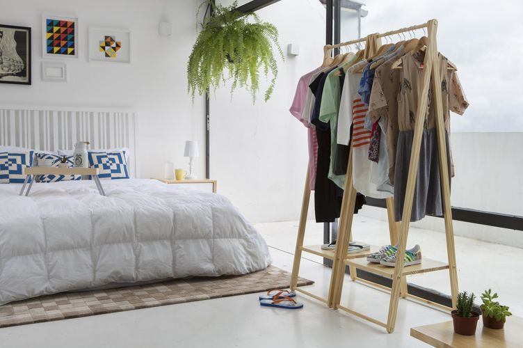 Para o quarto, aposte em uma arara para pendurar roupas e organizar sapatos