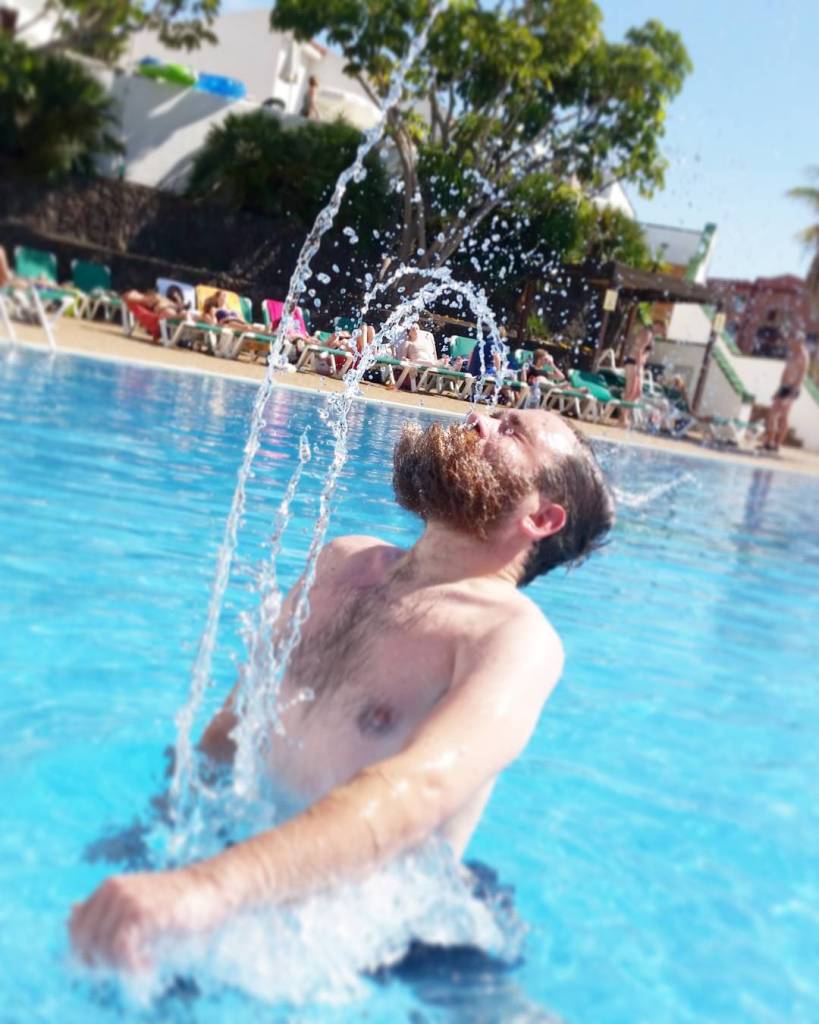 Nova tendência do Instagram combina muito glamour, pose e barbas molhadas. Alguns funcionaram bem, outros...