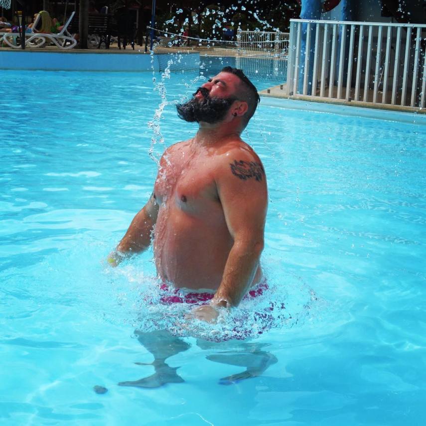 Nova tendência do Instagram combina muito glamour, pose e barbas molhadas. Alguns funcionaram bem, outros...